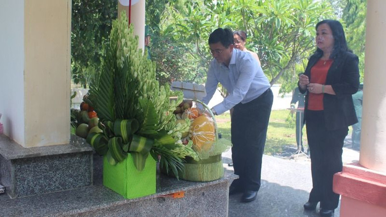 Lãnh đạo hai tỉnh Đắk Lắk và Phú Yên dâng hương tưởng niệm các Anh hùng liệt sĩ hy sinh tại khu vực Đồn Biên phòng Ea H’leo.