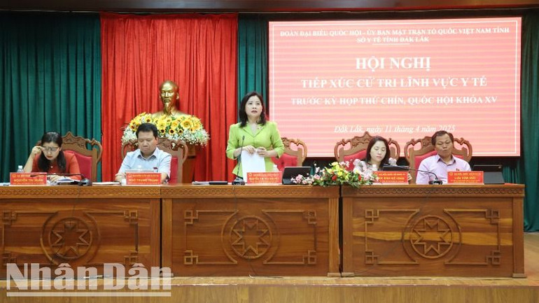 Đồng chí Nguyễn Thị Thu Nguyệt, Phó Trưởng đoàn phụ trách Đoàn đại biểu Quốc hội tỉnh Đắk Lắk phát biểu tại buổi tiếp xúc cử tri.