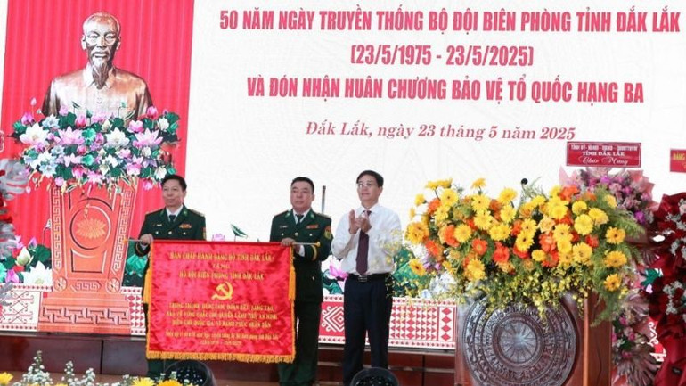 Bí thư Tỉnh ủy Đắk Lắk Nguyễn Đình Trung trao bức trướng của Ban Chấp hành Đảng bộ tỉnh tặng Bộ đội Biên phòng tỉnh Đắk Lắk.