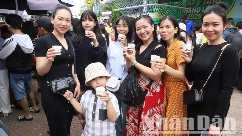 Đông đảo người dân đến dự Hội chợ triển lãm chuyên ngành Cà-phê và sản phẩm OCOP năm 2025 và thưởng thức cà-phê miễn phí. Đông đảo người dân đến dự Hội chợ triển lãm chuyên ngành Cà-phê và sản phẩm OCOP năm 2025 và thưởng thức cà-phê miễn phí.