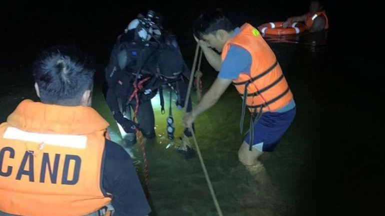 Lực lượng cứu hộ đưa thi thể nạn nhân lên bờ.