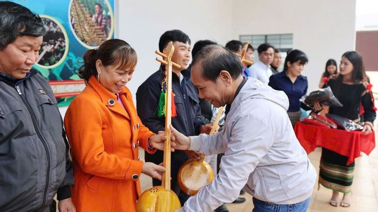 Bàn giao các loại nhạc cụ, đạo cụ truyền thống của các dân tộc Ê-đê, Lào, Tày Nùng, Thái, Mường, Thanh Y,… cho các câu lạc bộ, đội văn nghệ của các thôn, buôn vùng dân tộc thiểu số trong tỉnh.