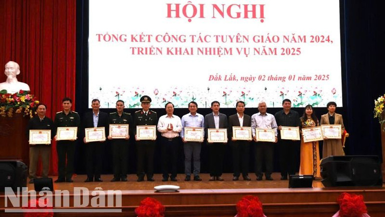 Lãnh đạo Ban Tuyên giáo Tỉnh ủy tặng giấy khen cho các tập thể có thành tích xuất sắc trong công tác tuyên giáo năm 2024.