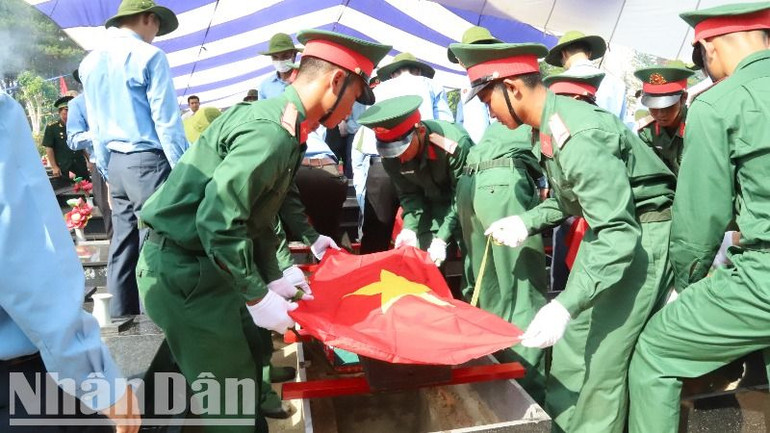 Hài cốt liệt sĩ là các chuyên gia và quân tình nguyện Việt Nam hy sinh tại tỉnh Mondulkiri, Vương quốc Campuchia được an táng tại Nghĩa trang Liệt sĩ tỉnh Đắk Lắk.