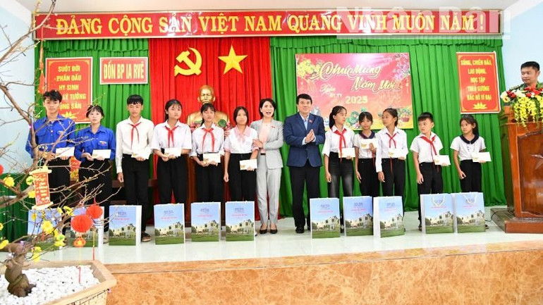 Chủ tịch Hội đồng Dân tộc của Quốc hội Y Thanh Hà Niê K’đăm tặng quà cho các em học sinh có hoàn cảnh khó khăn.