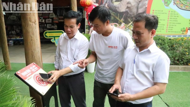 Anh Trần Minh Tuấn, đại diện Công ty cổ phần Phygital Labs, đối tác triển khai Dự án "Yêu lắm Việt Nam" hướng dẫn cách sử dụng điện thoại thông minh quét, trải nghiệm dự án.