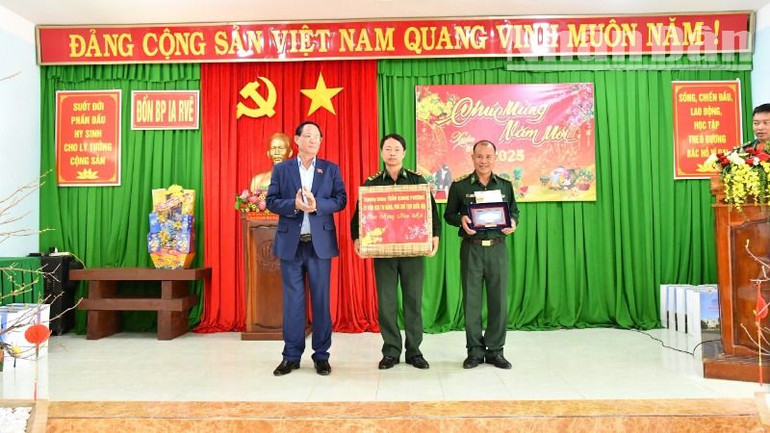Phó Chủ tịch Quốc hội Trần Quang Phương tặng quà cho Đồn Biên phòng Ia Rvê.