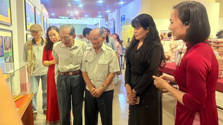 Thuyết minh viên đang kể những câu chuyện thú vị về văn hóa Đắk Lắk.