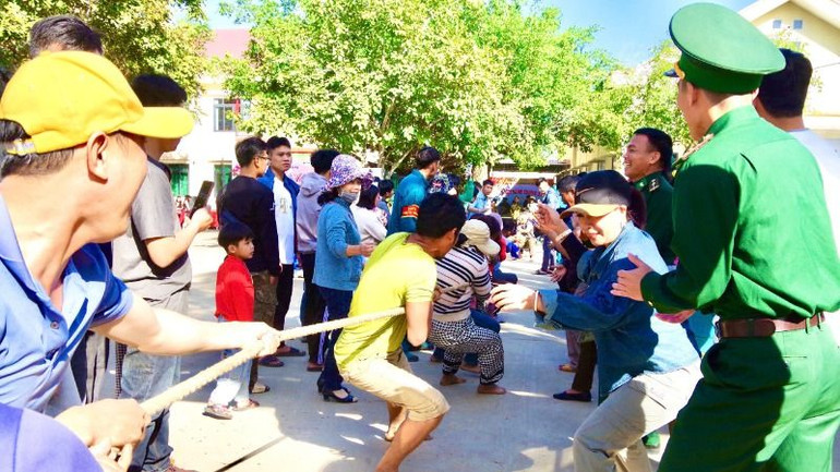 Hoạt động kéo co tại chương trình.