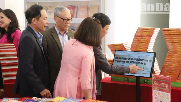 Các đại biểu xem trưng bày báo Xuân trực tuyến.