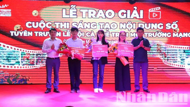 Ban tổ chức Cuộc thi trao giải cho các tác giả đoạt giải trên mạng xã hội TIKTOK do khán giả bình chọn.