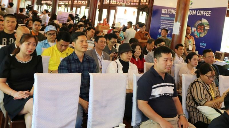 Nhiều bạn trẻ tham gia Talkshow cà-phê và chuyện nghề.