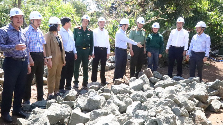 Các đồng chí lãnh đạo tỉnh Đắk Lắk kiểm tra vật liệu xây dựng nhà cho hộ nghèo trên địa bàn thị xã Buôn Hồ.