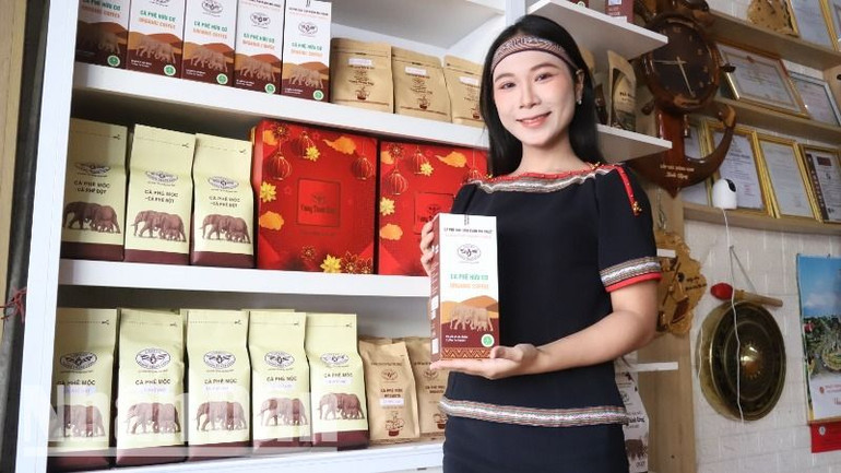 Và người kinh doanh cà-phê ở Đắk Lắk cũng rất vui mừng.
