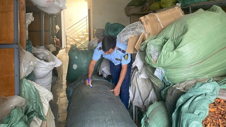 Lực lượng quản lý thị trường tỉnh Đắk Lắk phát hiện hơn 500kg dược liệu của Công ty Trách nhiệm hữu hạn dược liệu Vinh Thoa có địa chỉ tại 127 Lê Thánh Tông, phường Thành Công, thành phố Buôn Ma Thuột không rõ nguồn gốc, xuất xứ. (Ảnh: Quản lý thị trường tỉnh Đắk Lắk)