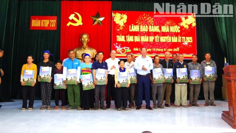 Phó Chủ tịch Quốc hội Trần Quang Phương tặng quà cho các gia đình chính sách có hoàn cảnh khó khăn ở xã biên giới Ia Rvê.