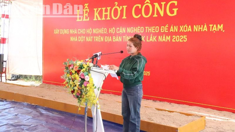 Chị H'En Niê, con gái ông Y Thăn Ksơr đại diện gia đình cảm ơn sự quan tâm của Đảng, Nhà nước đối với gia đình.