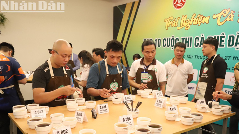 Để trải nghiệm và thưởng thức cà-phê đặc sản, Ban tổ chức cuộc thi bố trí một số bàn và trên mỗi bàn có rất nhiều mẫu cà-phê đặc sản để các đại biểu và du khách thưởng thức.