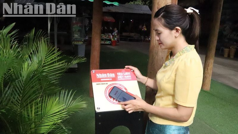 Người dân địa phương tự trải nghiệm Dự án "Yêu lắm Việt Nam" tại Trung tâm Du lịch Cầu treo Buôn Đôn.