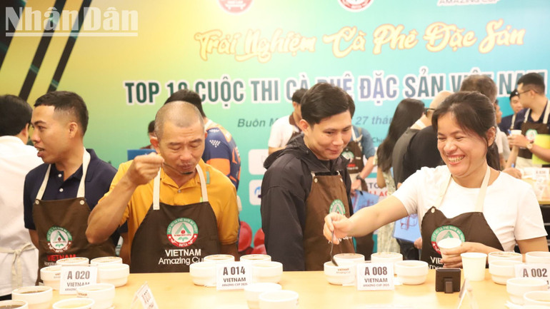 Các du khách hết sức thích thú khi tham gia trải nghiệm và thưởng thức cà-phê đặc sản.