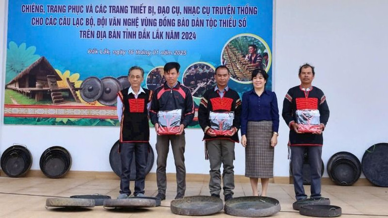 Bàn giao các bộ trang phục thổ cẩm truyền thống của các dân tộc Ê-đê.
