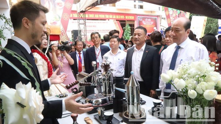 Các đại biểu thăm quan các gian hàng trưng bày máy móc pha chế cà-phê. Các đại biểu thăm quan các gian hàng trưng bày máy móc pha chế cà-phê.