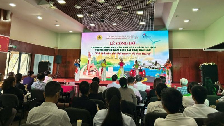 Văn nghệ chào mừng lễ công bố Chương trình kích cầu thu hút khách du lịch dịp hè năm 2025.