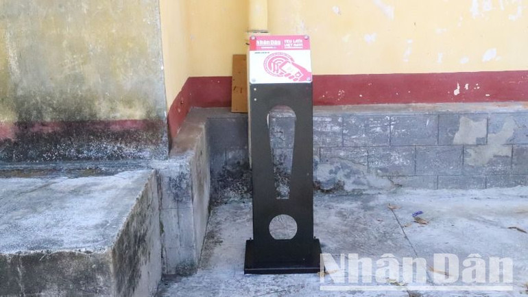 Lắp đặt bảng gắn chip NFC Dự án “Yêu lắm Việt Nam” do Báo Nhân Dân phối hợp các đối tác công nghệ triển khai thực hiện tại Di tích Quốc gia đặc biệt Nhà đày Buôn Ma Thuột. Lắp đặt bảng gắn chip NFC Dự án “Yêu lắm Việt Nam” do Báo Nhân Dân phối hợp các đối tác công nghệ triển khai thực hiện tại Di tích Quốc gia đặc biệt Nhà đày Buôn Ma Thuột.