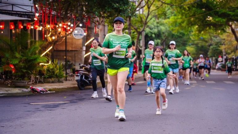 Nhiều trẻ em cũng tham gia Giải chạy để gây quỹ xóa nhà tạm, nhà dột nát.