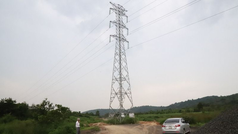 Trụ điện cao thế T20 thuộc Trạm biến áp 220kV Krông Ana “mọc” ngay giữa đường Hồ Chí Minh đoạn tránh phía đông thành phố Buôn Ma Thuột đang thi công tại tại Km 32+600, xã Hòa Khánh, làm ảnh hưởng lớn tới tiến độ dự án.