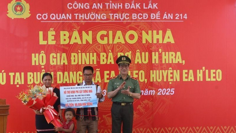Thiếu tướng Lê Vinh Quy, Giám đốc Công an tỉnh Đắk Lắk trao bảng tượng trưng hỗ trợ kinh phí xây dựng nhà cho gia đình bà Rơ Âu H’hra tại buôn Dang, xã Ea H’leo, huyện Ea H’leo. (Ảnh: CTV).