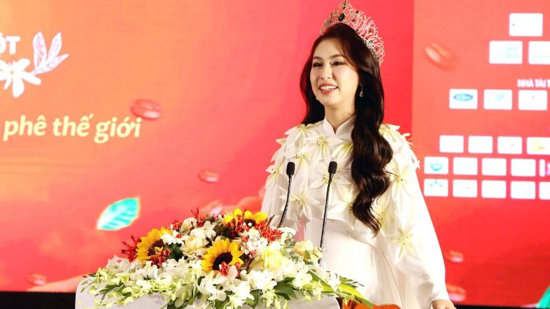 Hoa hậu Đại sứ Du lịch Việt Nam 2024 Đinh Thị Hoa, Đại sứ truyền thông Lễ hội Cà-phê Buôn Ma Thuột lần thứ 9 năm 2025 trao đổi với báo chí tại buổi họp báo. Hoa hậu Đại sứ Du lịch Việt Nam 2024 Đinh Thị Hoa, Đại sứ truyền thông Lễ hội Cà-phê Buôn Ma Thuột lần thứ 9 năm 2025 trao đổi với báo chí tại buổi họp báo.