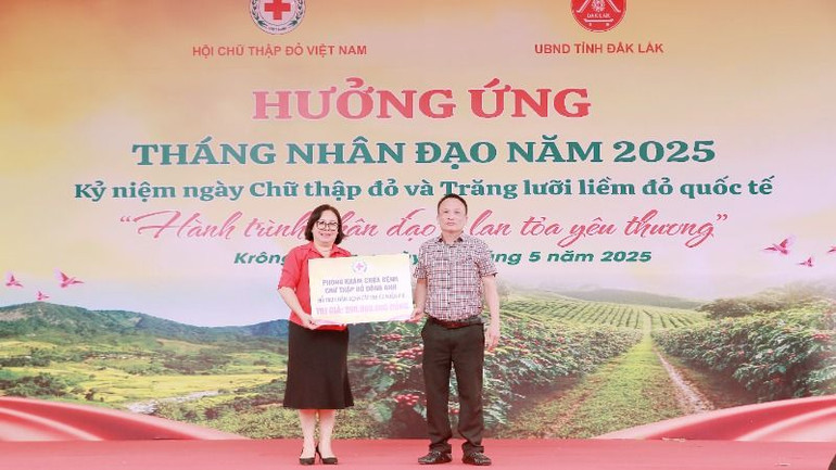 Đại diện Phòng khám chữa bệnh Chữ thập đỏ Đông Anh, Hà Nội hỗ trợ kinh phí khám chữa bệnh trị giá 590 triệu đồng.