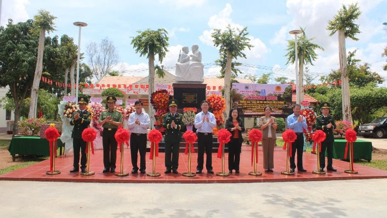 Các đồng chí lãnh đạo và các đơn vị thực hiện nghi thức cắt băng khánh thành tượng đài “Bác Hồ với chiến sĩ Biên phòng” tại Đồn Biên phòng Ea H’leo.