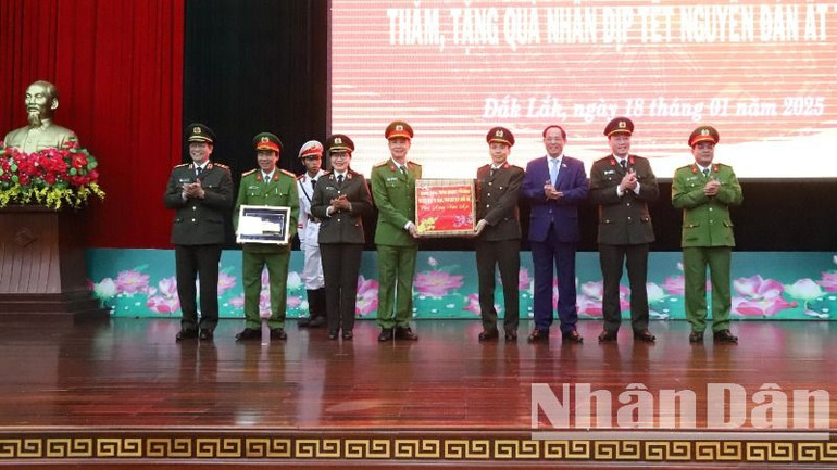 Phó Chủ tịch Quốc hội Trần Quang Phương tặng quà Tết cho Công an tỉnh Đắk Lắk.