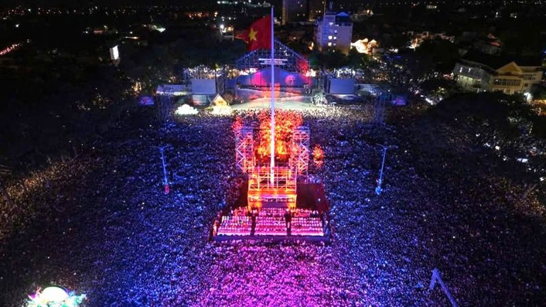 Lễ hội Ánh sáng thu hút hàng nghìn người dân tỉnh Đắk Lắk và du khách tham gia. Lễ hội Ánh sáng thu hút hàng nghìn người dân tỉnh Đắk Lắk và du khách tham gia.
