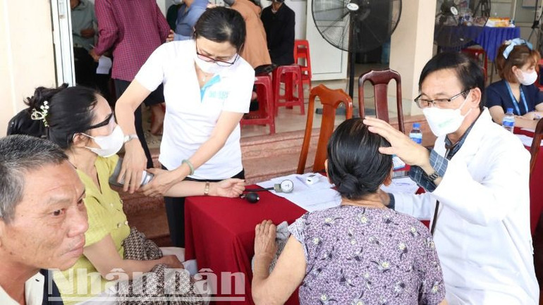 Trong buổi khám, các bác sĩ đã kịp thời phát hiện và tư vấn một số ca bệnh nặng cho người dân phương án điều trị kịp thời, nhất là bệnh lý cao huyết áp, bất thường nhịp tim, bệnh lý về cột sống…