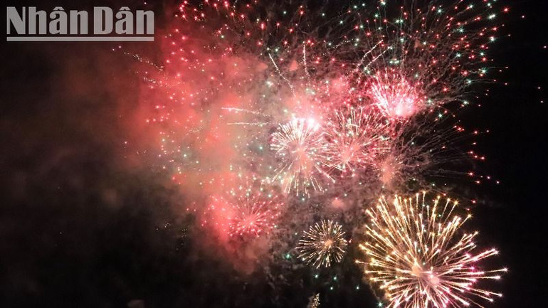 Đắk Lắk bắn pháo hoa tầm thấp với thời gian 15 phút chào đón năm mới Xuân Ất Tỵ 2025.