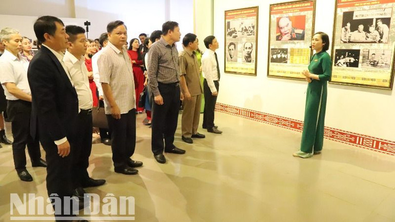 Các đại biểu thăm quan triển lãm.