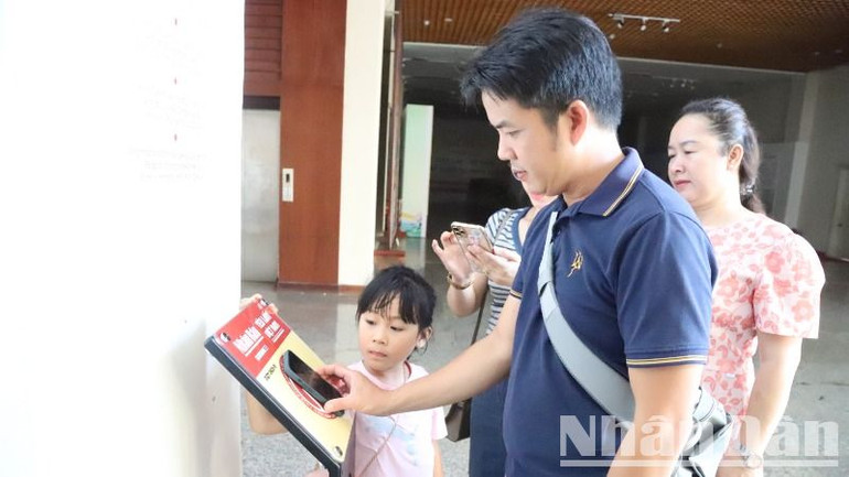 Du khách trải nghiệm quét bảng gắn chip NFC Dự án “Yêu lắm Việt Nam” tại Bảo tàng Đắk Lắk. Du khách trải nghiệm quét bảng gắn chip NFC Dự án “Yêu lắm Việt Nam” tại Bảo tàng Đắk Lắk.