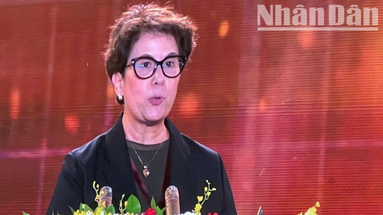 Bà Vanusia Nogueira, Tổng Giám đốc tổ chức Cà-phê quốc tế phát biểu tại lễ khai mạc Lễ hội Cà-phê Buôn Ma Thuột lần thứ 9 năm 2025.