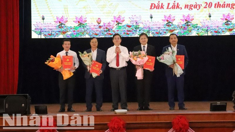 Bí thư Tỉnh ủy Đắk Lắk Nguyễn Đình Trung trao quyết định và tặng hoa chúc mừng các đồng chí lãnh đạo Ban Tuyên giáo và Dân vận Tỉnh ủy Đắk Lắk. Bí thư Tỉnh ủy Đắk Lắk Nguyễn Đình Trung trao quyết định và tặng hoa chúc mừng các đồng chí lãnh đạo Ban Tuyên giáo và Dân vận Tỉnh ủy Đắk Lắk.