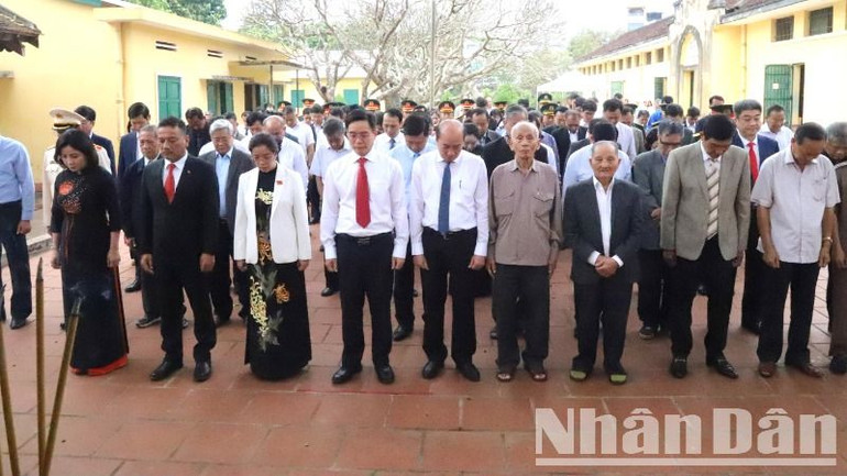 Các đại biểu dành phút mặc niệm tưởng nhớ các chiến sĩ cách mạng đã hy sinh tại Di tích lịch sử quốc gia đặc biệt Nhà đày Buôn Ma Thuột, nhân kỷ niệm 50 năm Chiến thắng Buôn Ma Thuột (10/3/1975-10/3/2025).