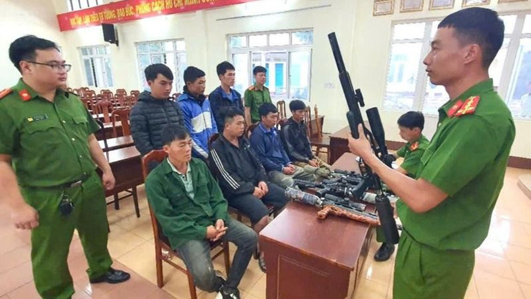 Tại cơ quan Công an, bước đầu các đối tượng khai nhận đã đặt mua các linh kiện súng trên mạng Internet, sau đó tự lắp ráp. Mỗi khẩu súng có giá từ sáu đến tám triệu đồng. Tại cơ quan Công an, bước đầu các đối tượng khai nhận đã đặt mua các linh kiện súng trên mạng Internet, sau đó tự lắp ráp. Mỗi khẩu súng có giá từ sáu đến tám triệu đồng.