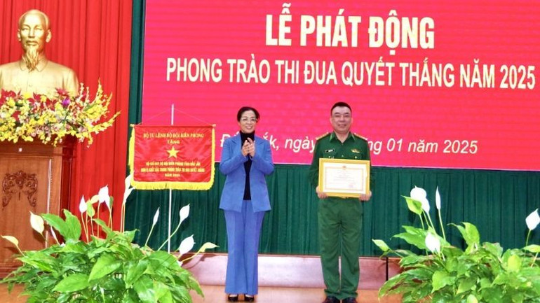 Đồng chí Huỳnh Thị Chiến Hòa, Phó Bí thư Thường trực Tỉnh ủy, Chủ tịch Hội đồng nhân dân tỉnh Đắk Lắk trao khen thưởng tặng Đại tá Đào Viết Hùng, Chỉ huy trưởng Bộ Chỉ huy Bộ đội Biên phòng tỉnh Đắk Lắk có thành tích xuất sắc trong thực hiện nhiệm vụ.