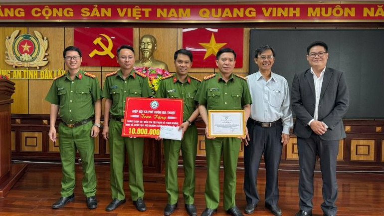 Ông Trịnh Đức Minh (người đứng thứ 2 từ phải sang), Chủ tịch Hiệp hội Cà-phê Buôn Ma Thuột trao tặng giấy khen và số tiền 10 triệu đồng cho Phòng Cảnh sát điều tra tội phạm về tham nhũng, kinh tế, buôn lậu, môi trường, Công an tỉnh Đắk Lắk.