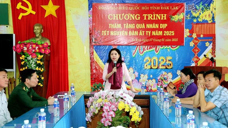 Đồng chí Nguyễn Thị Thu Nguyệt trò chuyện, chúc Tết lãnh đạo, cán bộ, nhân dân xã Ia Rvê.