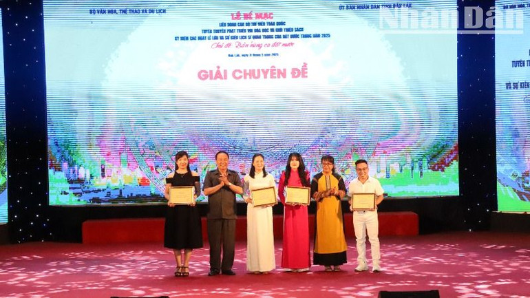 Ban Tổ chức Liên hoan trao giải cho các đoàn đạt giải Chuyên đề.