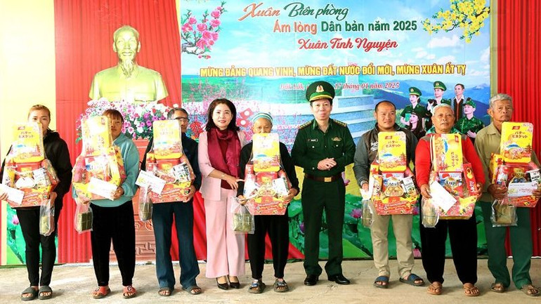 Đoàn công tác trao quà cho các gia đình có hoàn cảnh khó khăn tại chương trình “Xuân Biên phòng, Ấm lòng dân bản” tại xã Ia Rvê.