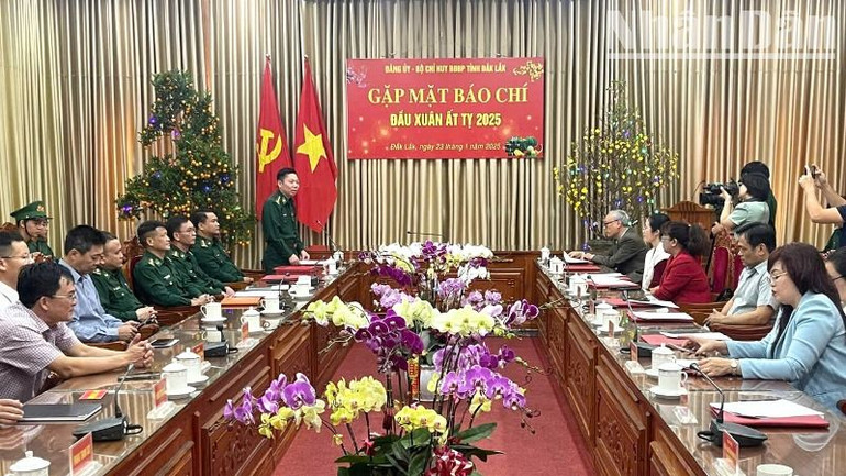 Quang cảnh buổi gặp mặt. Quang cảnh buổi gặp mặt.